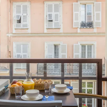 Pierre & Les Citronniers 3* מנטון